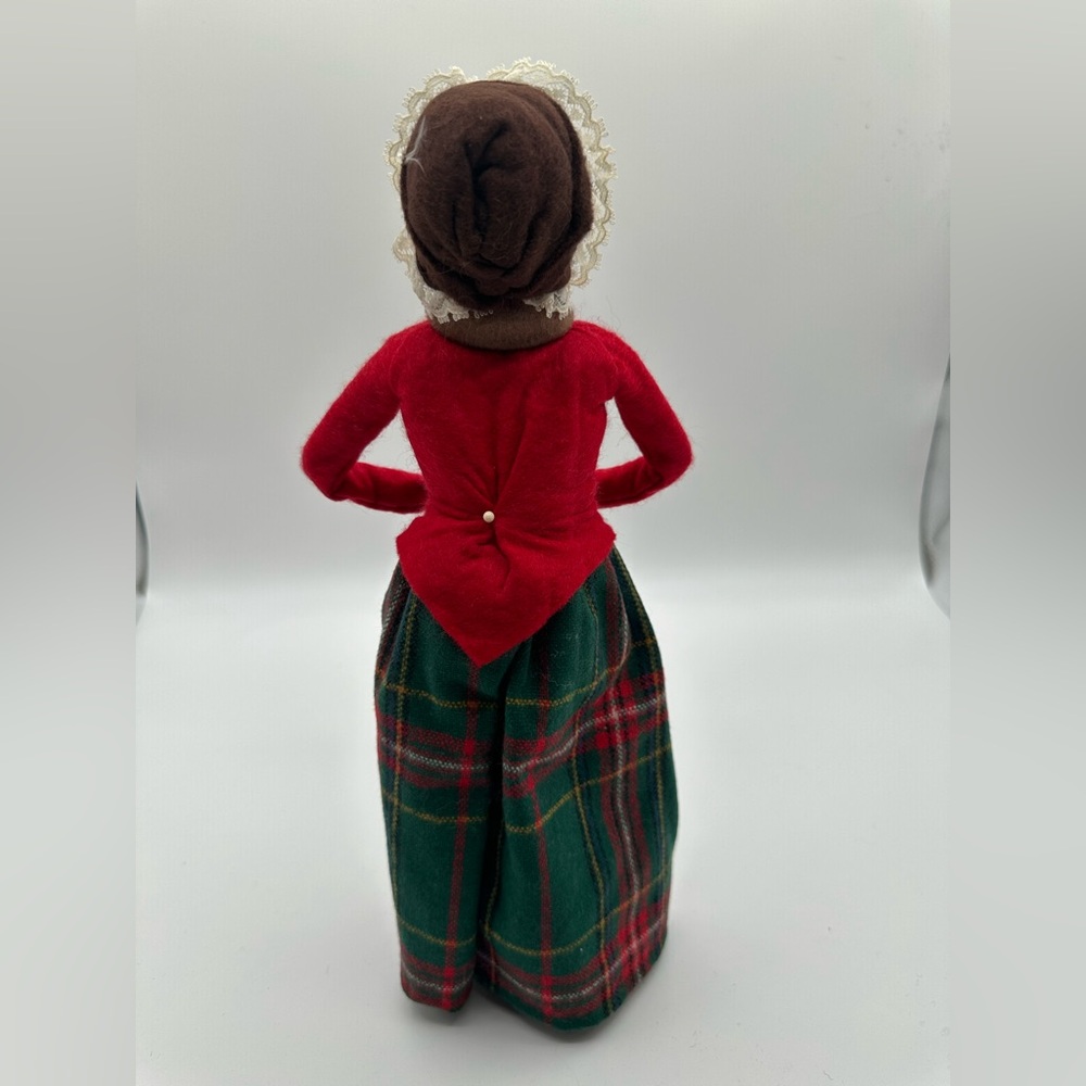VINTAGE 1991~ Byers' Choice~CAROLERS~ LADY~ With Fur Muff Over Arm ~Excellent - Picture 5 of 9